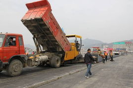 沥青砂精准铺筑，丹江立交大桥完美收官